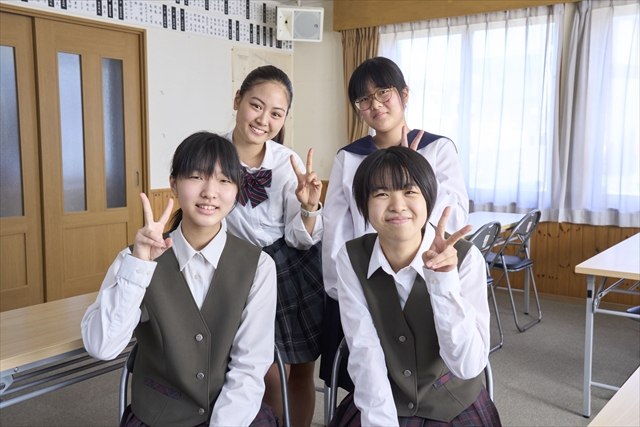 講師に教わりながら学習している女子生徒の写真