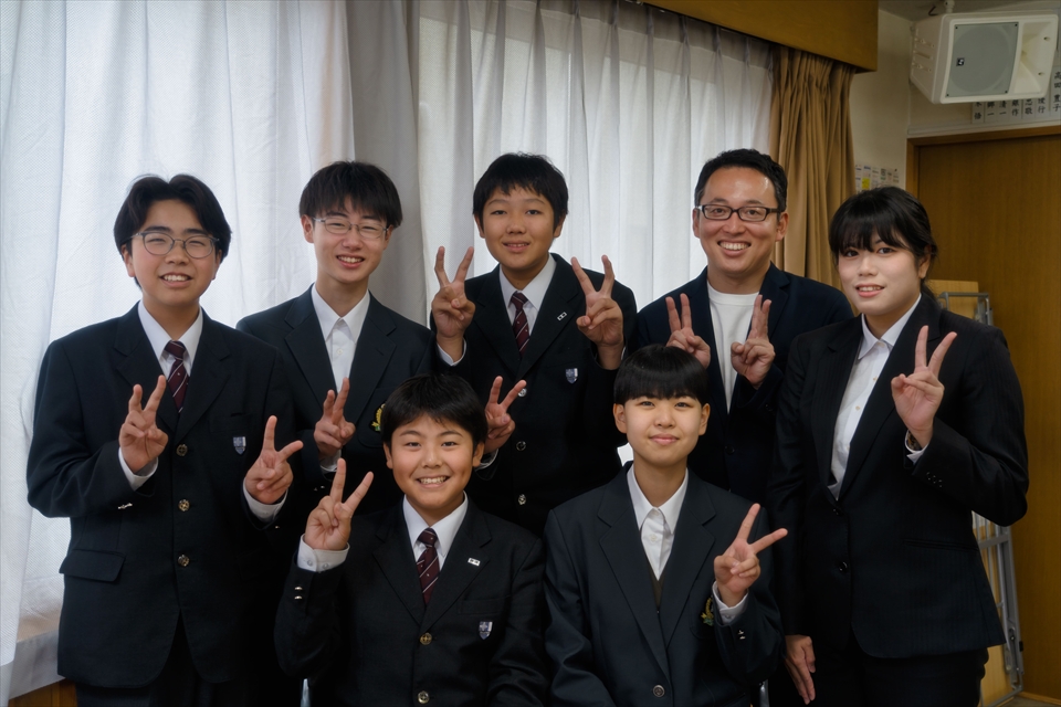 女子生徒が楽しそうに笑顔で授業を受けている写真